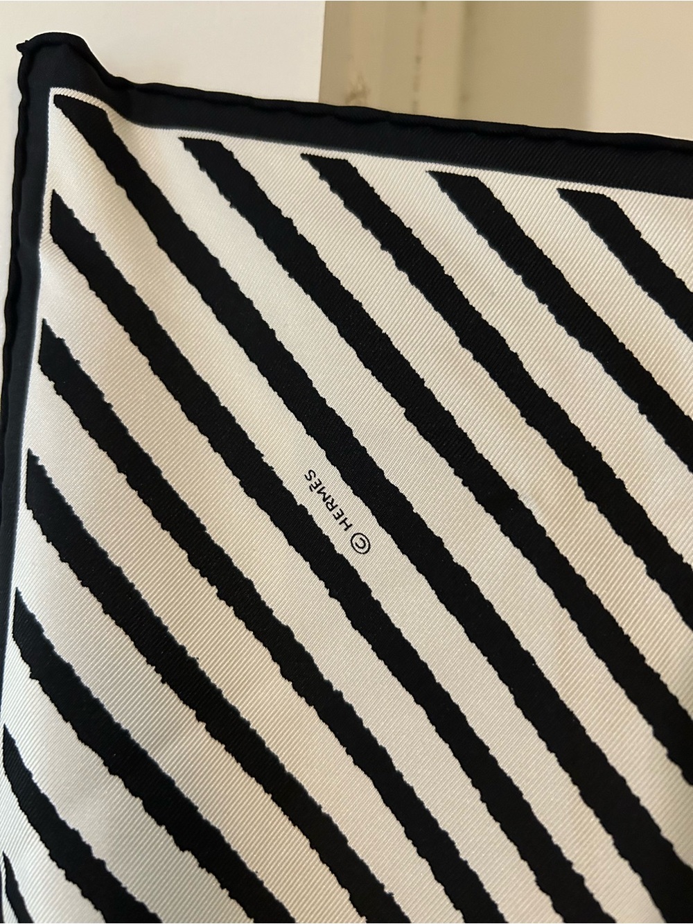 Vintage Hermes 100% silk black and white scarf 35“ x 35“, never dry, cleaned - Picture 2 of 8